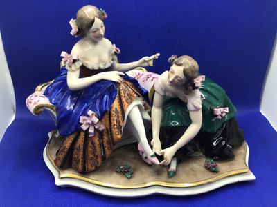 Capodimonte   Porzellanfigur   Zwei  junge Damen auf dem Sofa