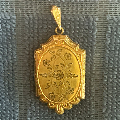Vintage Women's Gold Oval Photo Locket Pendant Charm, Oval Shape Photo Theme