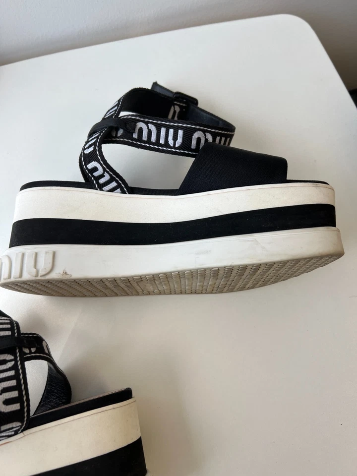 Sandalias de cuña Miu Miu negras de nailon con plataforma y correa en el tobillo con logotipo talla 5 Foto 3 de 4