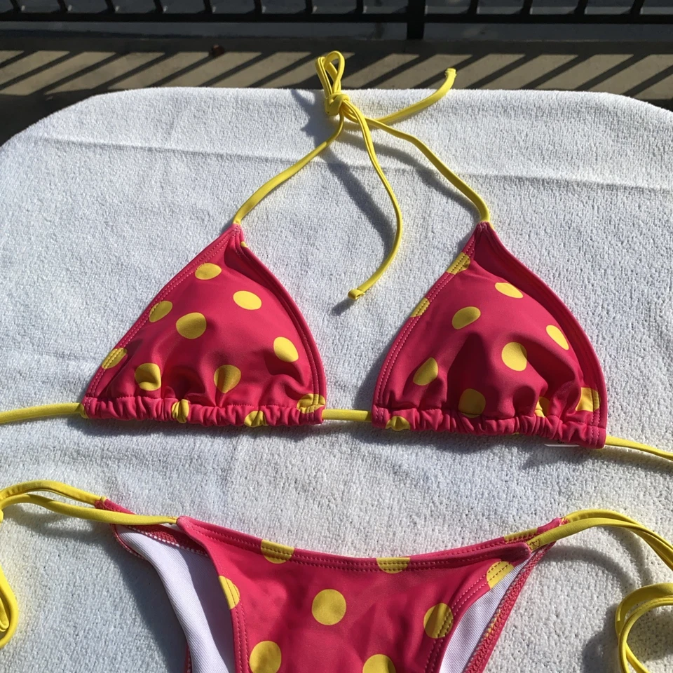Bikini pequeño rojo brillante y amarillo a lunares triángulo parte superior lazo parte inferior lateral Foto 3 de 4