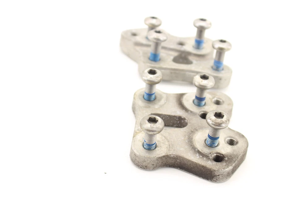 2008 SUZUKI GSXR1000 OEM FRONT FOOT RESTS PEGS STEPS SET PAIR STAY BRACKET Foto 4 de 4