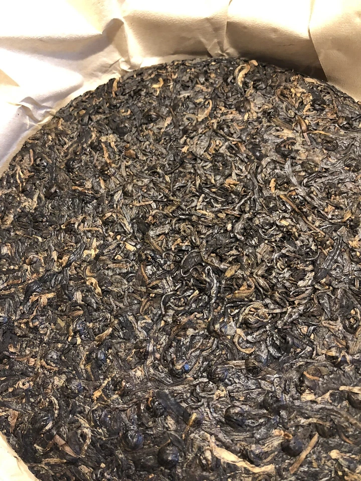 Té crudo Pureh 2004 Yunnan grado superior Banzgang árbol viejo puntas de hoja dorada 357 g Foto 3 de 4