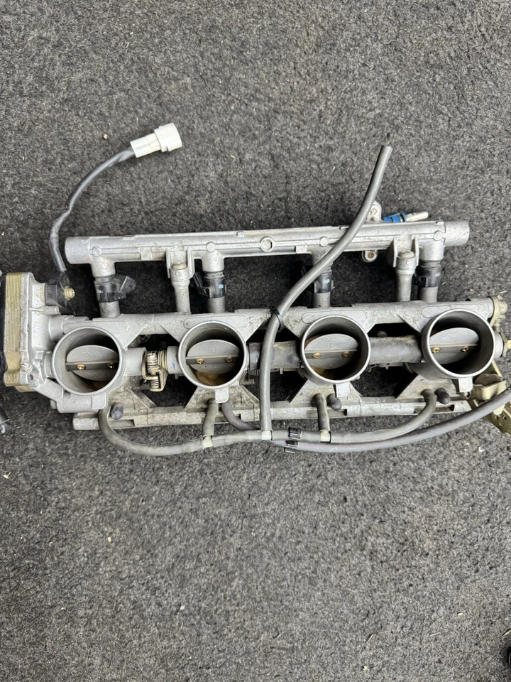01-03 铃木 GSXR 750 节气门车身 完整带 TPS 和喷射器 — 第 2/3 张图片