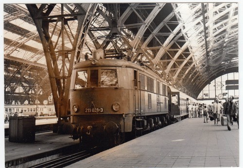 218 031, Abzug 10 x 15, 1981 mit D 454 im Hbf Leipzig