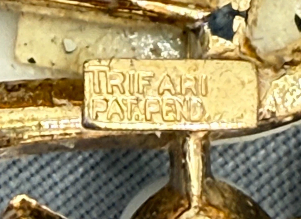 1953 CROWN TRIFARI PHILIPPE 'BEAU BELLES' MILK GLASS DOUBLE FLOWER BROOCH BOOK - Image 4 of 4