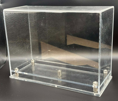 Modellvitrine mit modernem klarem Acrylsockel