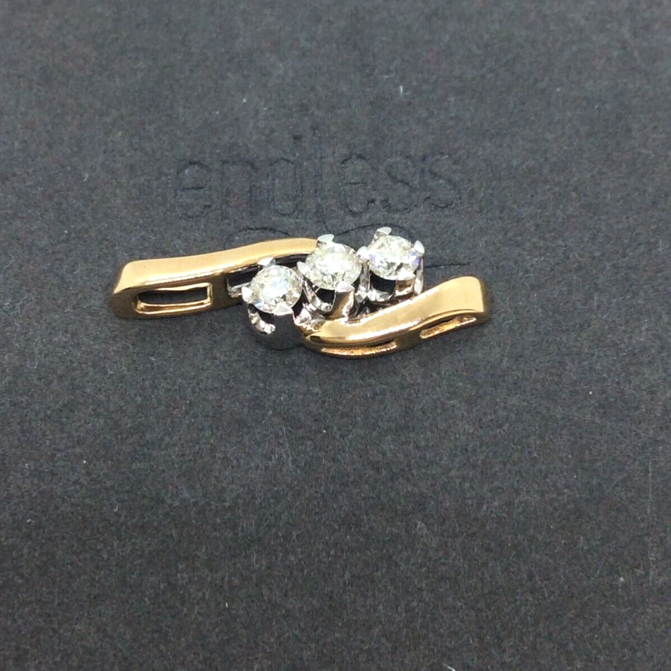 Collar colgante de 3 diamantes de oro amarillo de 14 k estilo bypass con gota de diamantes Foto 2 de 4