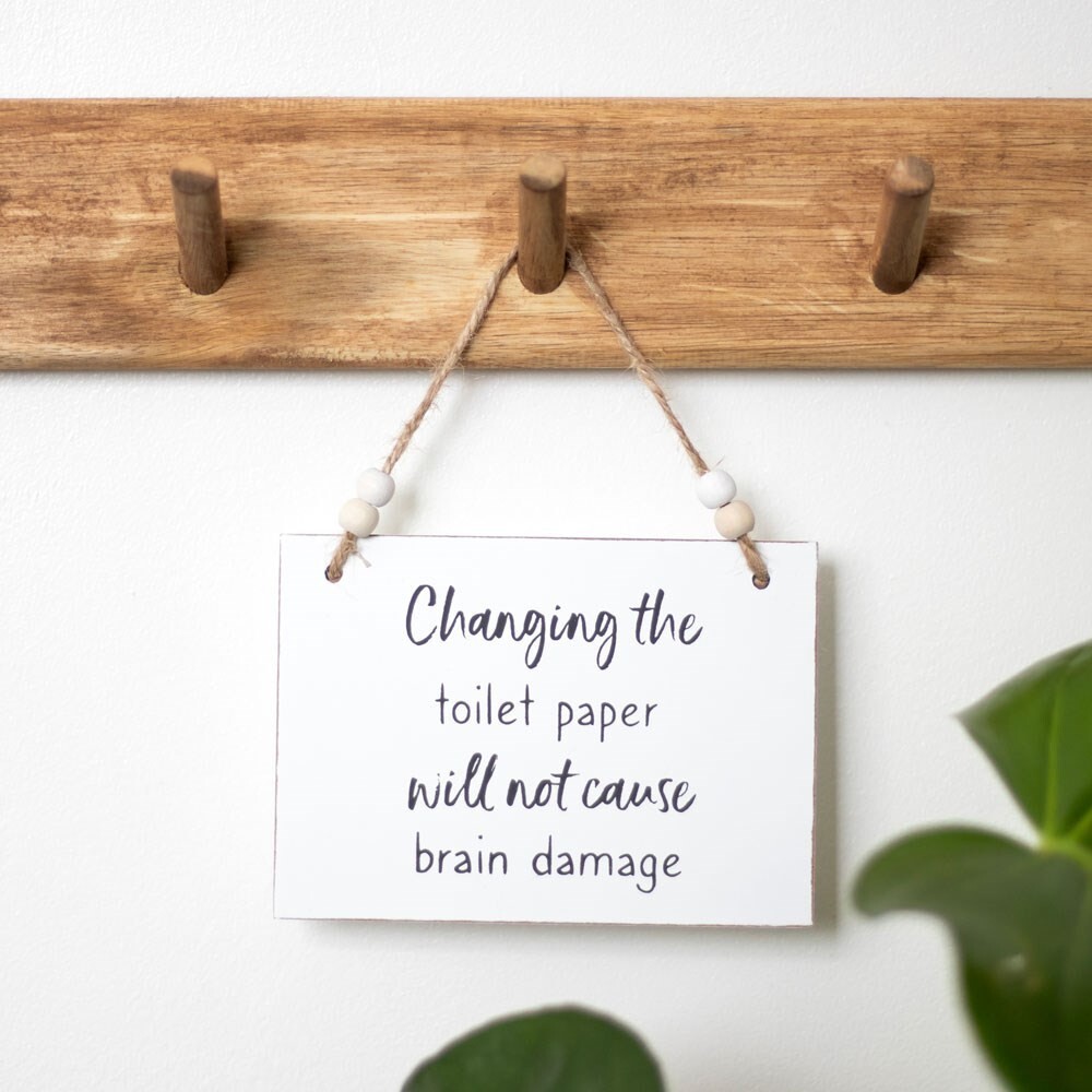 CHANGING THE TOILET PAPER HUMOROUS HANGING SIGN PLAQUE HOME DECORATION