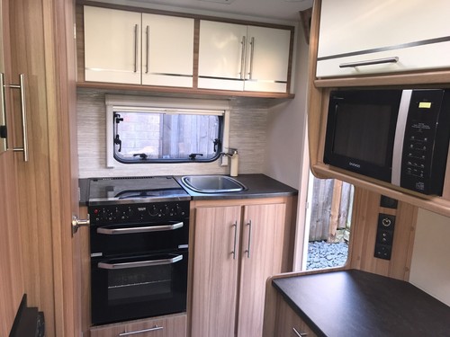 Lunar Ariva - 2016 - Luxury 2 Berth Lightweight Caravan - Picture 9 of 17