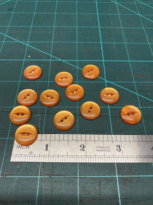 Zwölf orange Zweilochknöpfe 5/8 Zoll