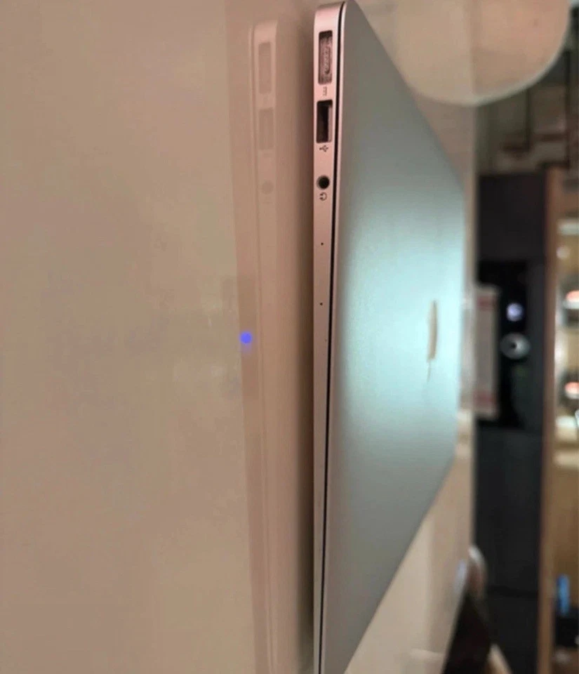 Apple MacBook Air 13,3 Zoll, Intel Core I5, 4GB RAM, 120GB SSD, Silber, 2015 - Bild 2 von 4