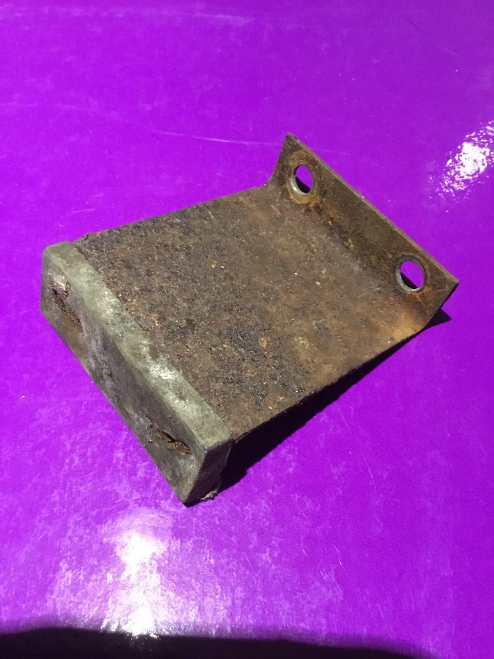 A USED MORRIS MINOR / MINOR 1000 FRONT DOOR GLASS BUMPSTOP - Image 3 of 3