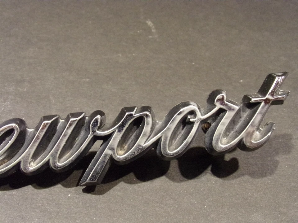 1969 Chrysler Newport Emblem OEM 2901358 - Imagem 4 de 4