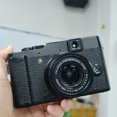 FUJIFILM X10 12MP Digital Camera with 12 Megapixel Optical Zoom