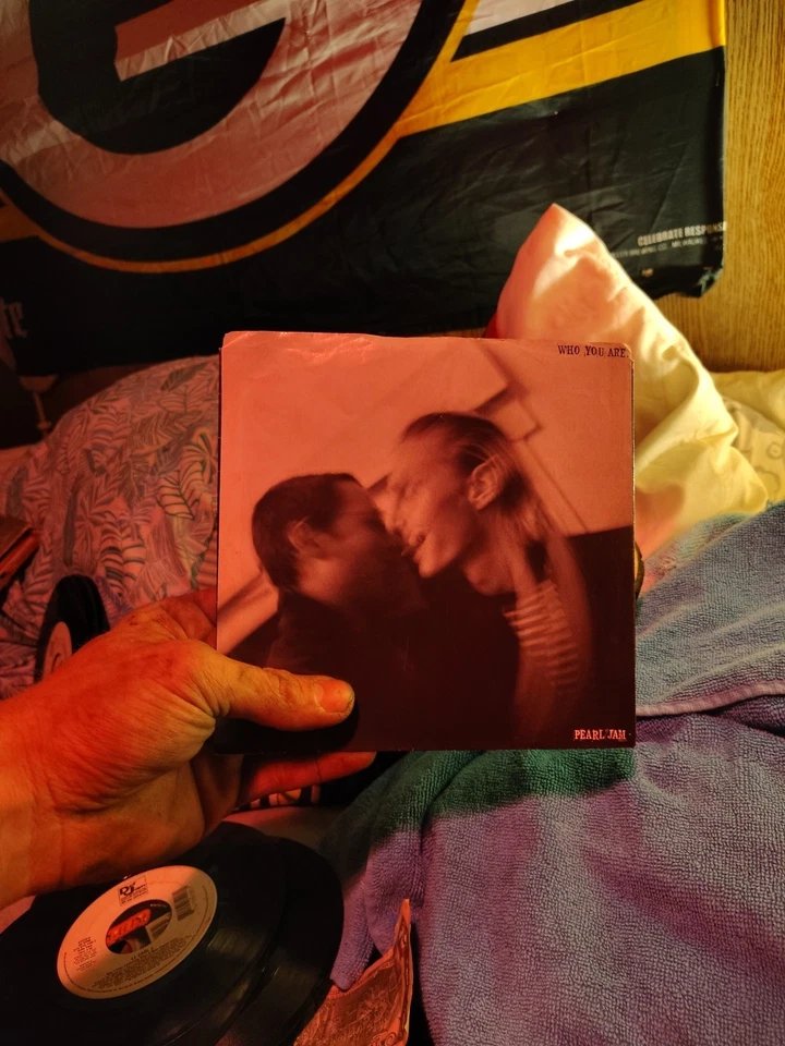 Pearl Jam Who You Are/Habit [Eddie Vedder] 7" 45 RPM 1996 Epic Records EX - Image 3 of 4