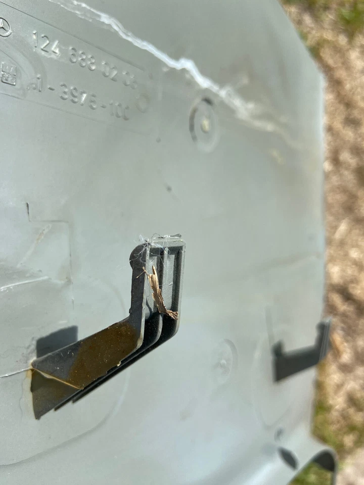 1246880206 GREY RIGHT LOWER KICK PANEL 124 W124 300CE 300E 300TE 300D 300TD E320 - Image 4 of 4