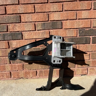 2006 BMW 525xi 525i 530i 530xi E60 Front Left Panel Bracket OEM (8888)32A