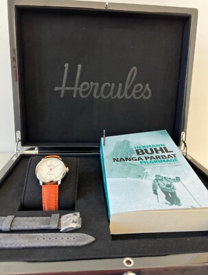 Hercules Watches, transparenter Gehäuseboden, handgefertigtes guillochiertes Zifferblatt.