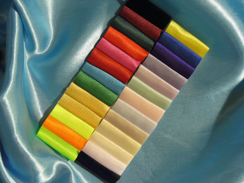 Silky Satin Stoff Leicht Weich & Glänzend - Feder Ausverkauf - 3M für Preis Von - Bild 1 von 1
