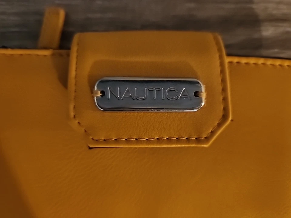 Cartera compacta con logotipo de Nautica indexadora de pestañas imitación cremallera alrededor alcance más cercano amarillo Foto 2 de 4