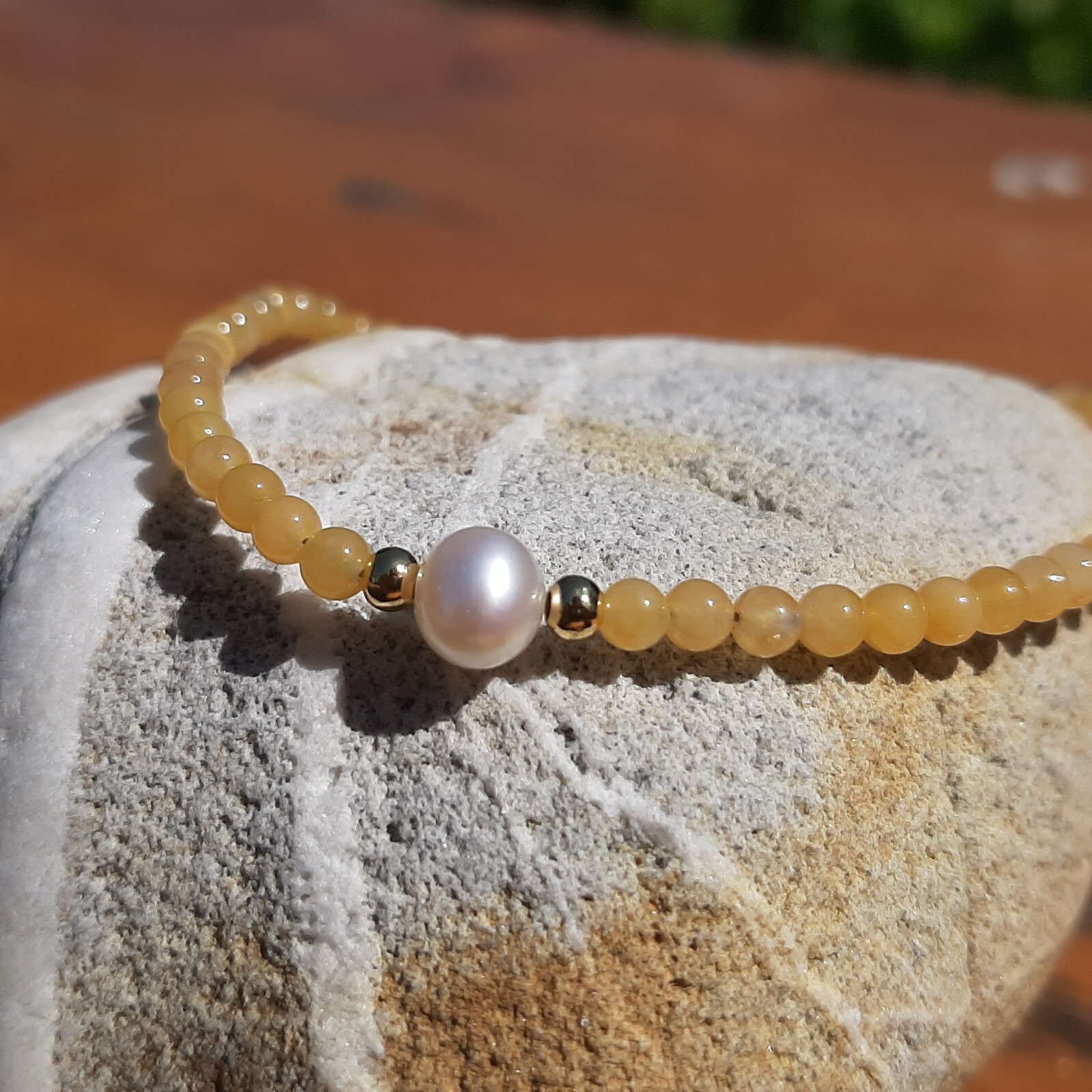 Bracelet en calcédoine jaune et perles de culture avec finitions or précieux