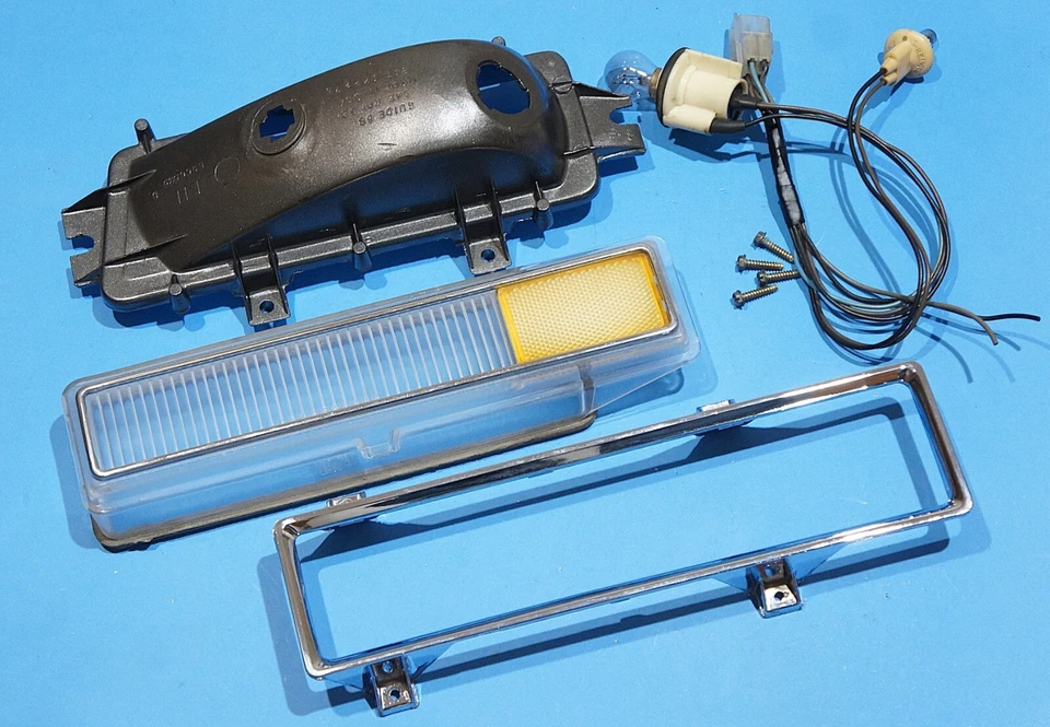 1975-78 CADILLAC ELDORADO OEM TURN SIGNAL SIDE MARKER LIGHT ASSEMBLY - LH - Image 3 of 4