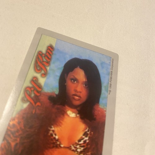 De colección Raro Y2K Años 90 Lil’ KIM Rapero Costa Oeste Hecho 1998 Máquina Pegatina - Imagen 5 de 6