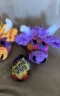 Zwei bunte Hochlandkühe creme Eierhüllen Ostergeschenk 