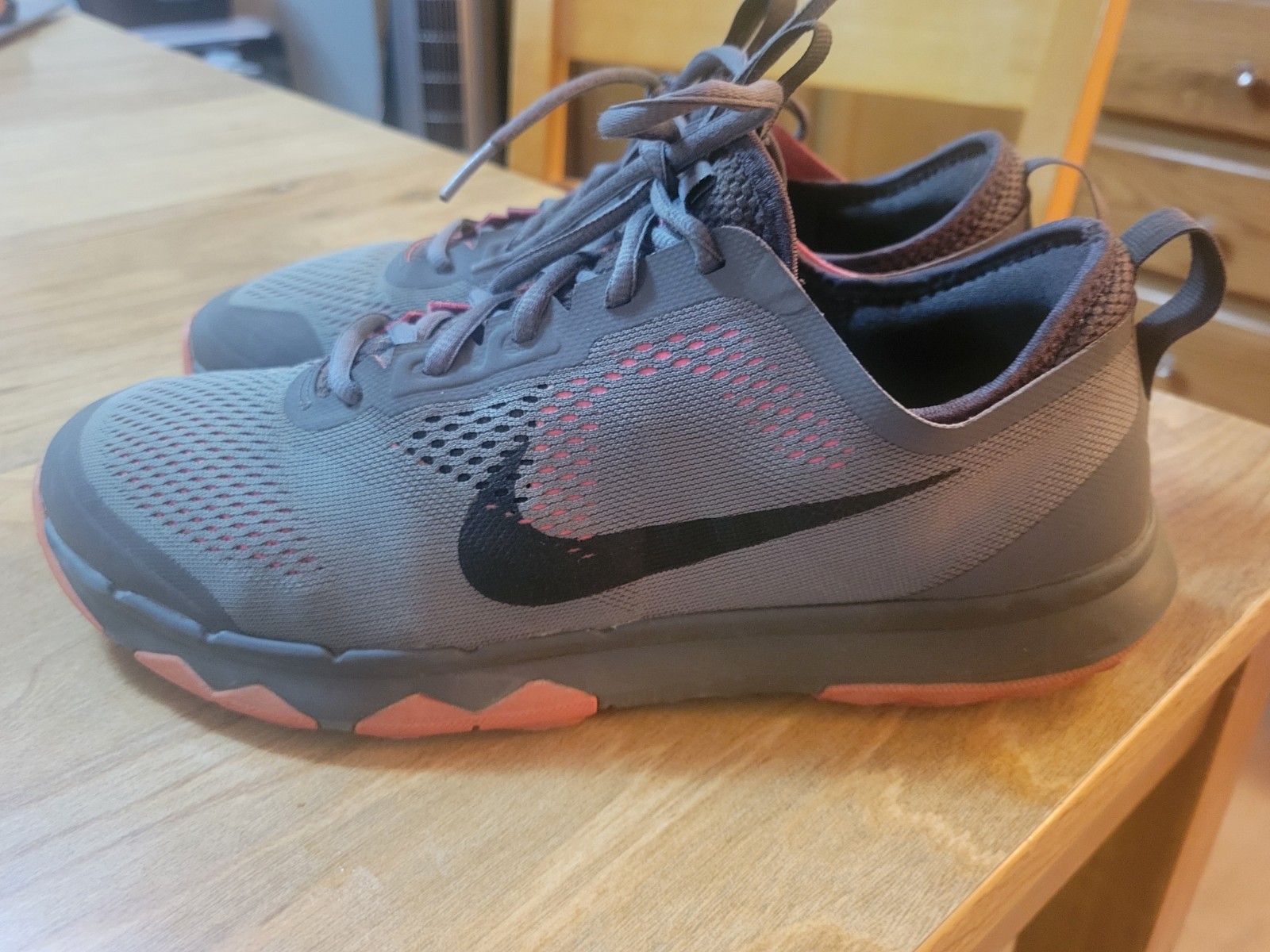 Nike FI Bermuda Spikeless Men Golf Shoe, Dark Gray/Hyper Pin