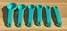 New TUPPERWARE Measuring Spoons Set - Green "Measures in Spanish cdta-Spoon"