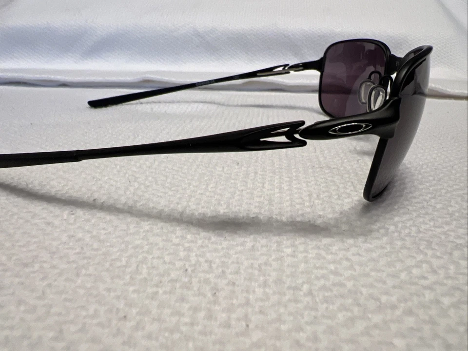 Nuevas gafas de sol Oakley C Wire OO4046-01 negras lentes rayadas falta almohadilla nasal Foto 4 de 4