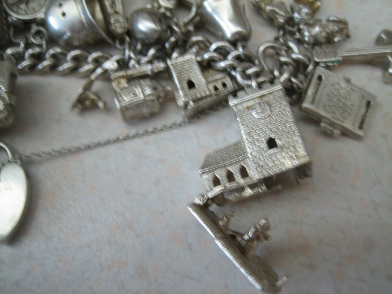 Stunning vintage solid silver charm bracelet 23 c… - image 4