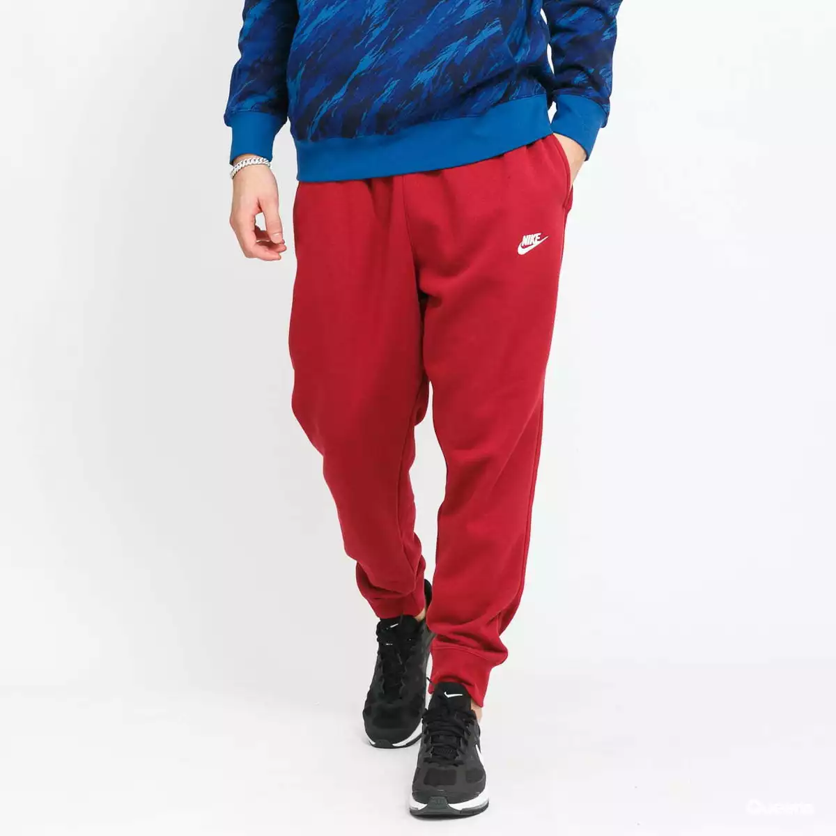 Red nike cheap joggers men