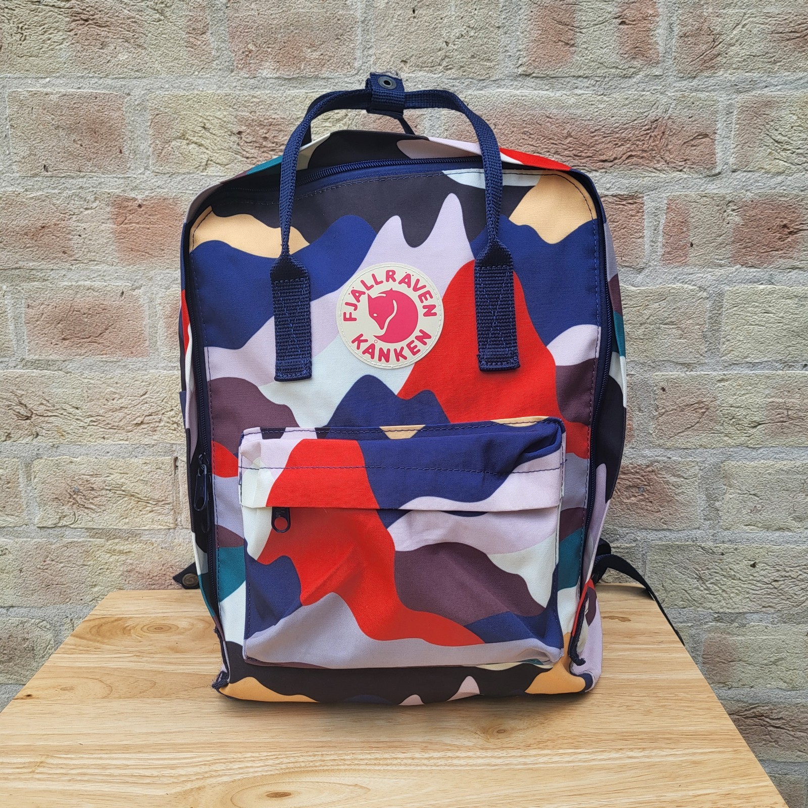 Mochila Mochila Fjallraven Kanken Azul Rojo Blanco Arte Verano Paisaje