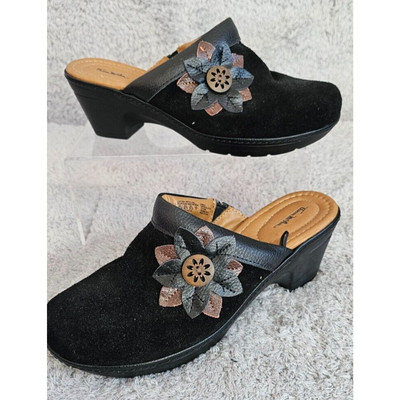 Thom McAn Carine Black Suede Clogs Mules Leather Flower Accent Women's 8.5 W