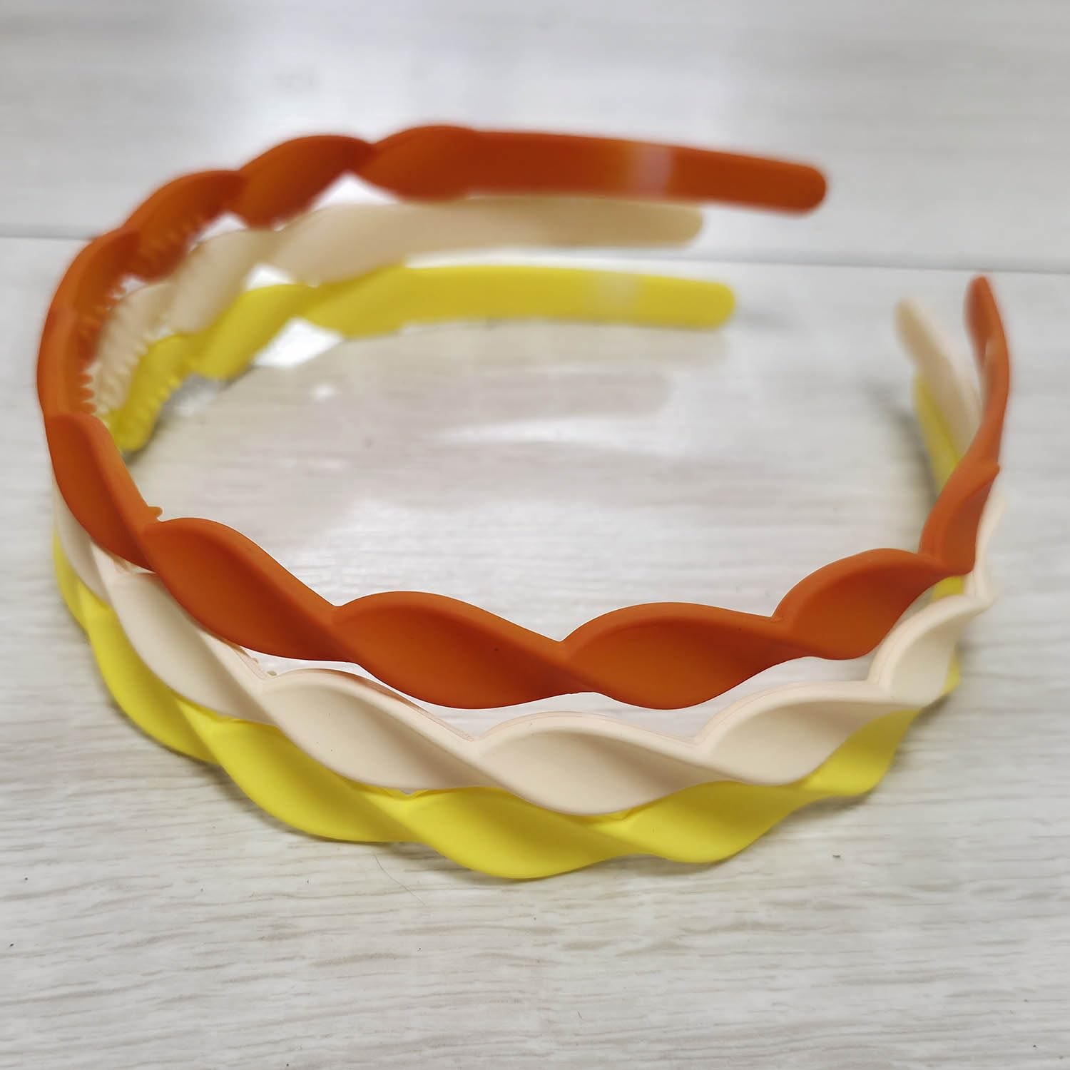 как выглядит 6 PCS Wavy Colorful Plastic Headbands Thin Design Inner Teeth Girls Women фото