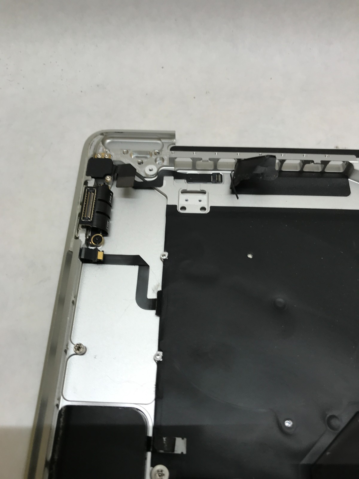 Apple MacBook Pro 2019 16" A2141 Palmrest+Battery ONLY For Parts/Repair READ -DW - Picture 9 of 10