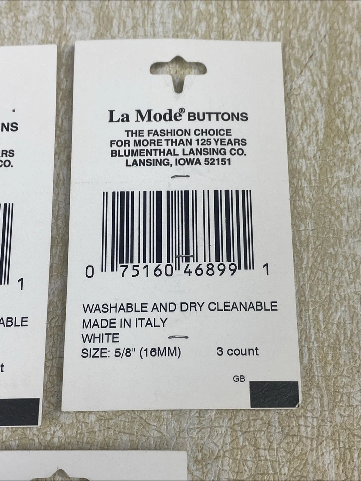 NOS 17 La Mode Buttons 9 Heart 46899 and 8 Rabbit 663 Buttons - Image 4 of 4