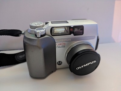 Olympus Camedia C-3020 Zoom 3.2MP Digital Camera - Tested & Working w/ Case