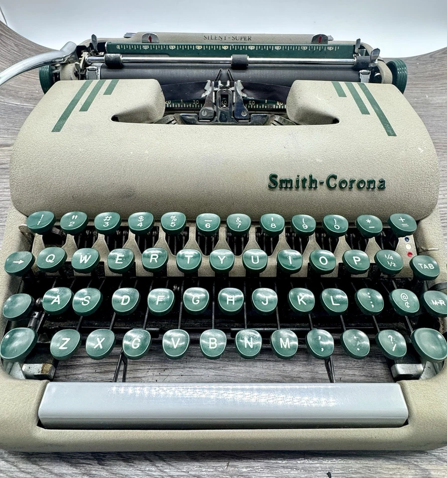 Máquina de escribir manual súper portátil Smith Corona silenciosa de colección con estuche teclas verdes Foto 4 de 4