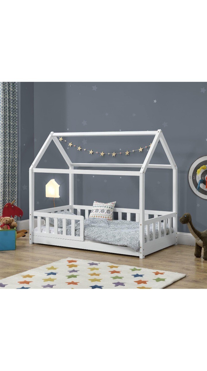 Lit cabane Marli Juskys en bois blanc 90x200 cm avec sommier à lattes et toit pour chambre d'enfant