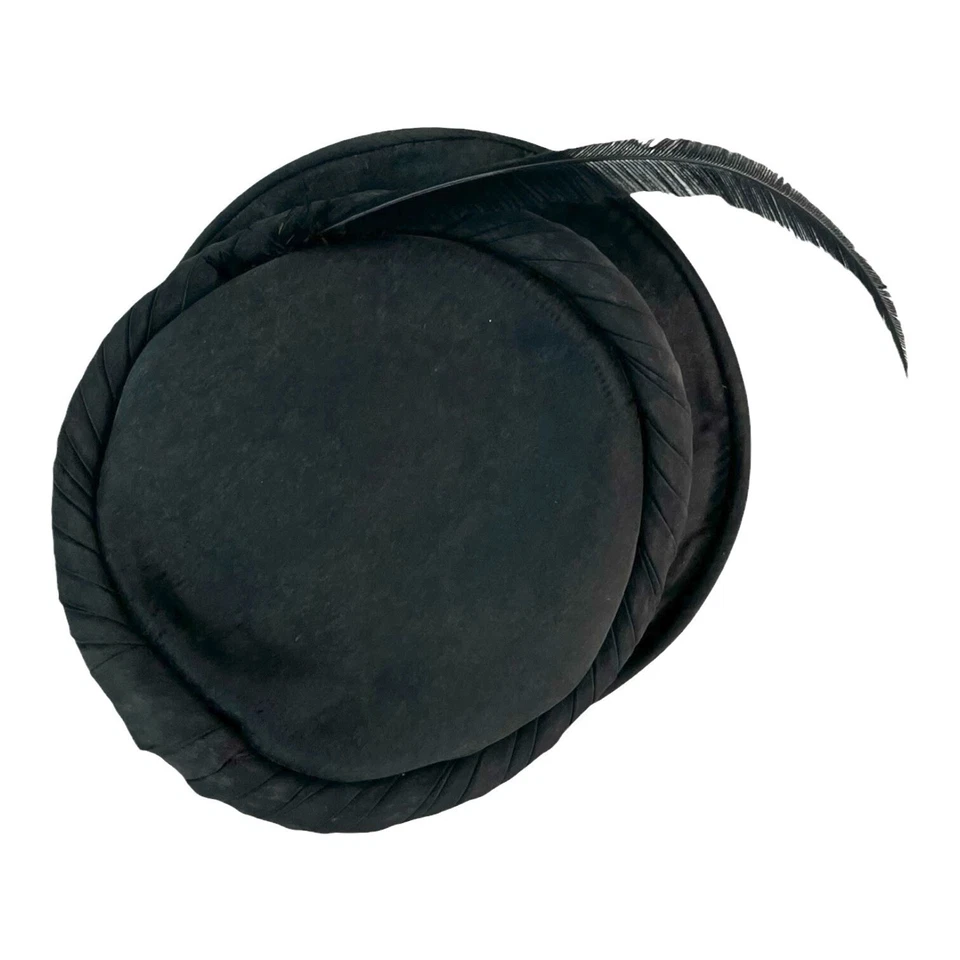 Sombrero Damas Vintage Estilo Newsboy Negro Con Banda y Pluma Punto de Desgaste Menor Foto 3 de 4
