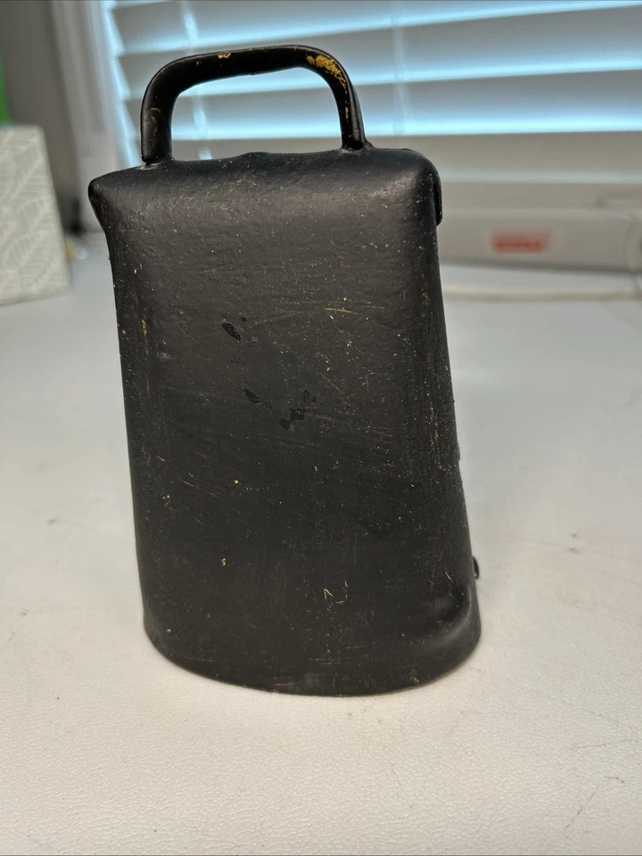 Antigua Campana de Vaca Hecha a Mano Doblada Remachada Metal Pesada Rústica Americana Primitiva Foto 2 de 4