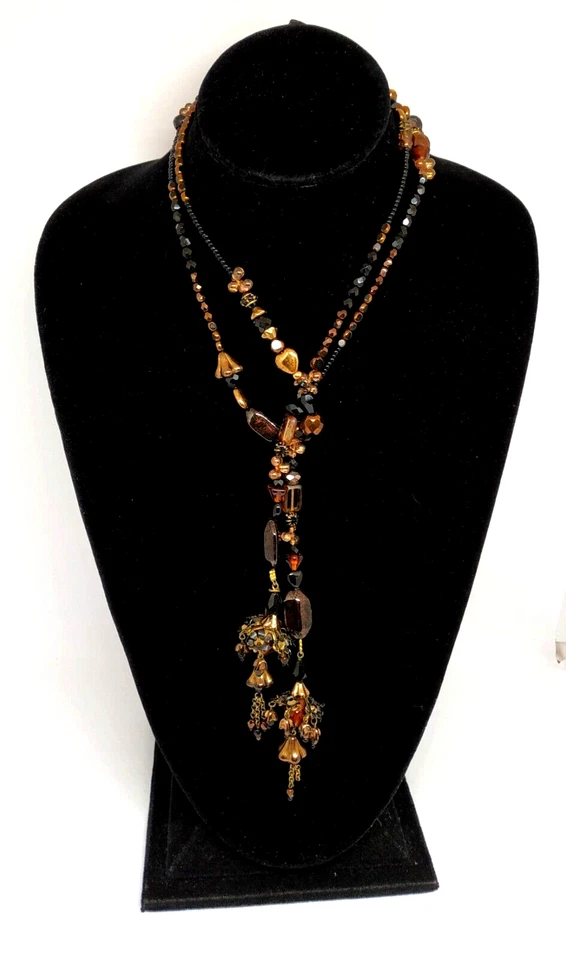 Precioso collar largo de Michal Negrin con tonos de cristales marrones y negros. Foto 3 de 4