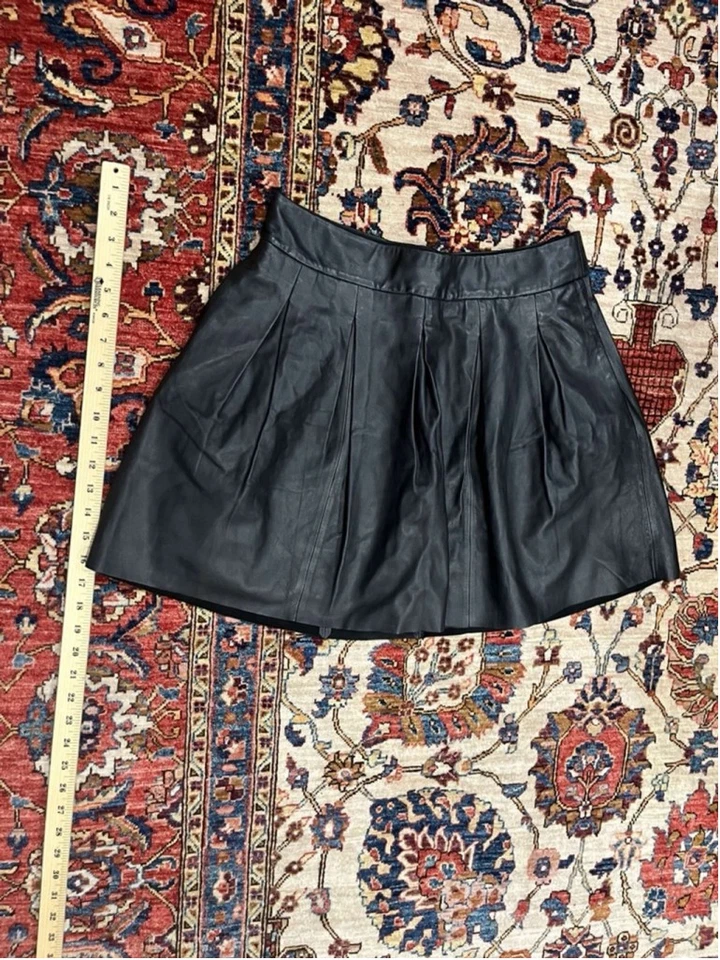 Minifalda Banana Republic plisada de cuero de cordero negra grunge whismigoth 6 Foto 2 de 4