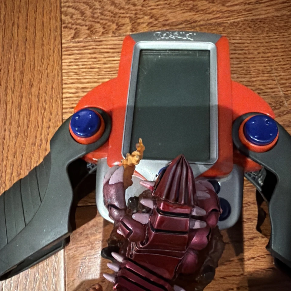VTG Hasbro Pokemon Red  Electronic Battle Trainer Handheld 2005  + Figures/game - Image 2 of 4