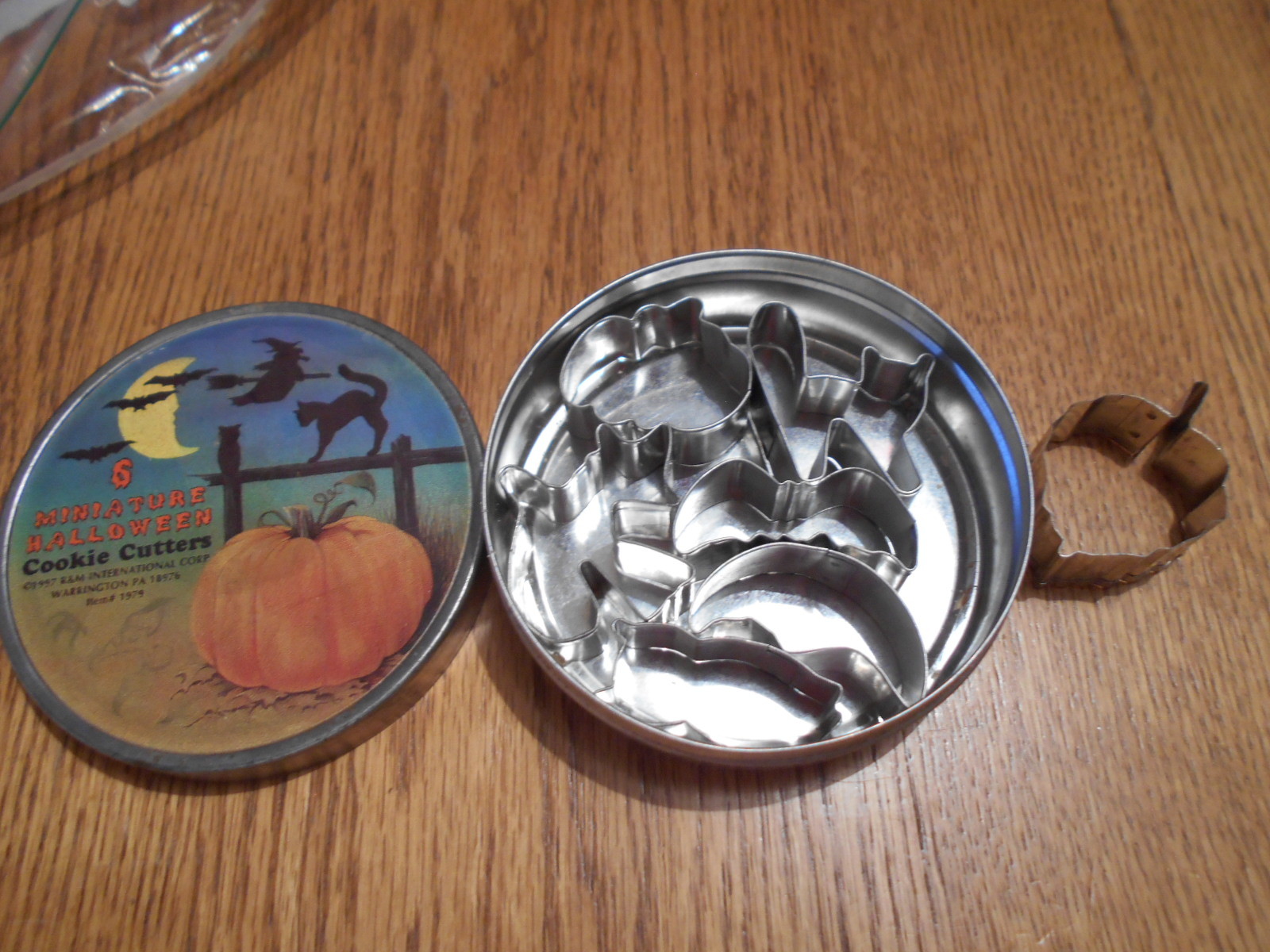 R&M International  7 pc Halloween Themed Cookie Cutter Set 