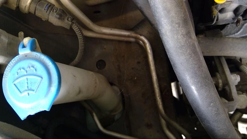 Used Washer Fluid Reservoir fits: 2003 Kia Rio SW Grade A Foto 2 de 4