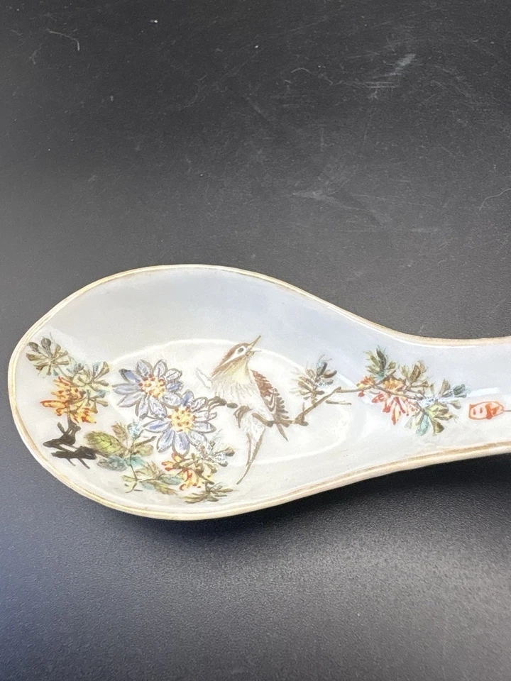 Antigua cuchara sopera asiática de cerámica porcelana detallada pájaro pintado en rama  Foto 3 de 4