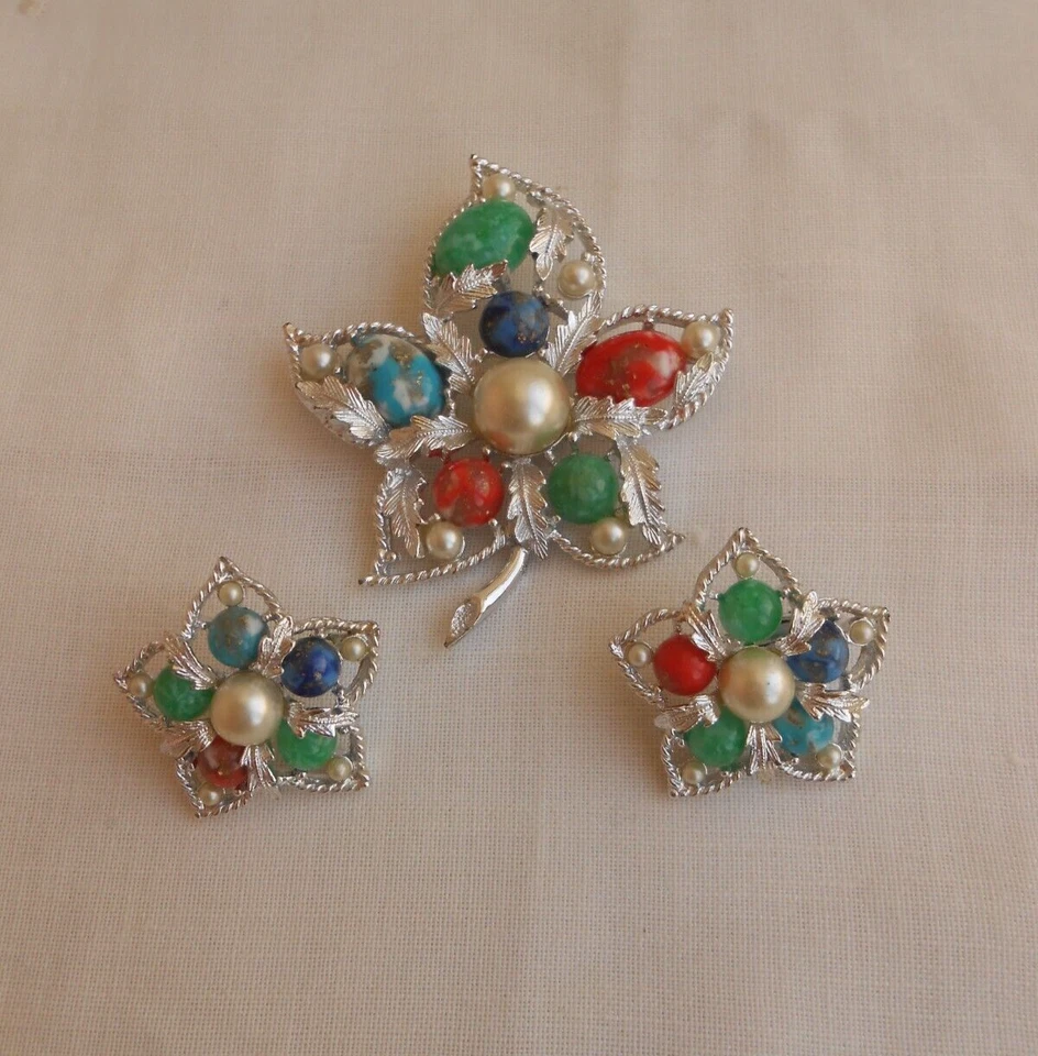 SET demi parure ORECCHINI e SPILLA firmati SARAH COVENTRY pietre e perle 1967 - Immagine 2 di 4